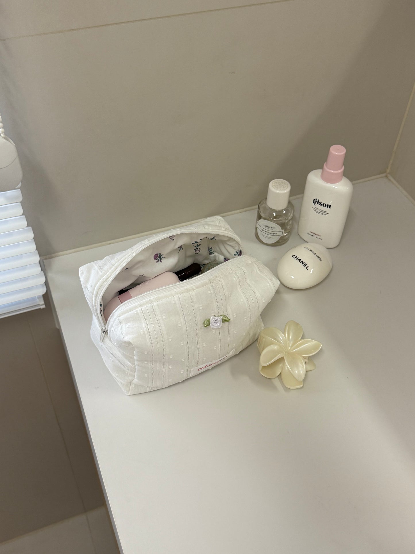 White lace makeup pouch with jacquard in a cozy everyday moment, Colorcarry